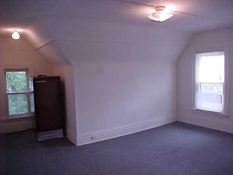 209 E Mifflin St — Photo 3