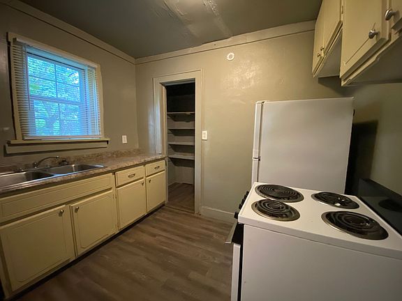 4th image of 1613 E Park Pl #A