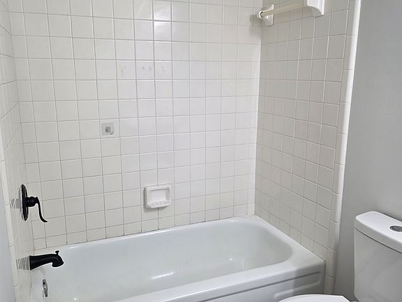 2nd image of 631 W Oak Terrace Dr