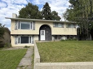298 SW Mountain St, Hinton, AB T7V 1M4