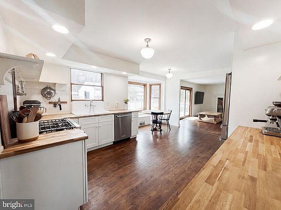 4th image of 510 Laurel Hill Rd