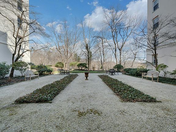 3rd image of 1 Stoneleigh Plaza #1T