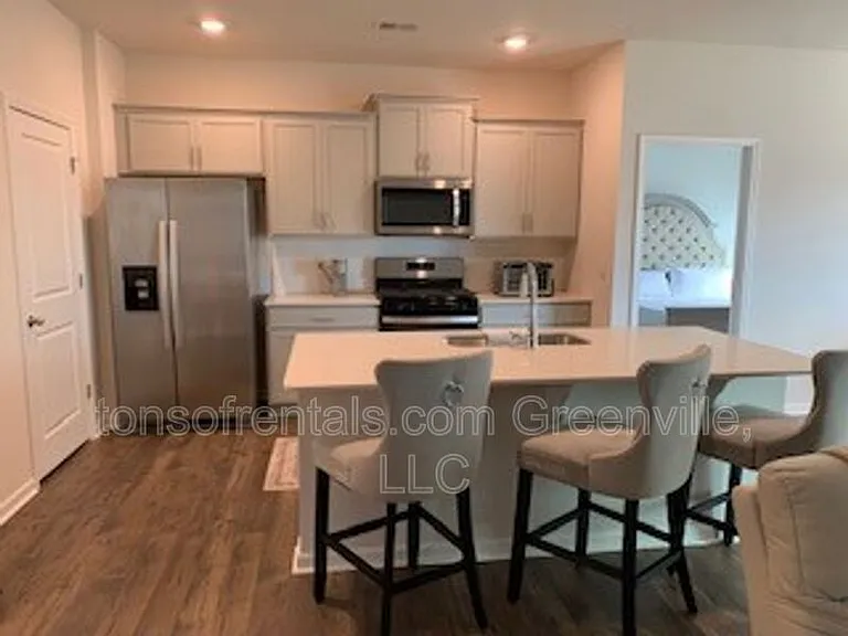 938 Pineland Dr — Photo 1