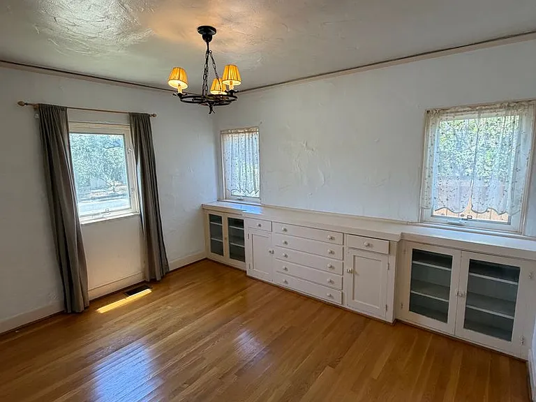 635 E Victoria St — Photo 7