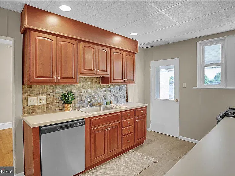 4 bed, 1.5 bath, 1462 sqft, $2,600 — Photo 2
