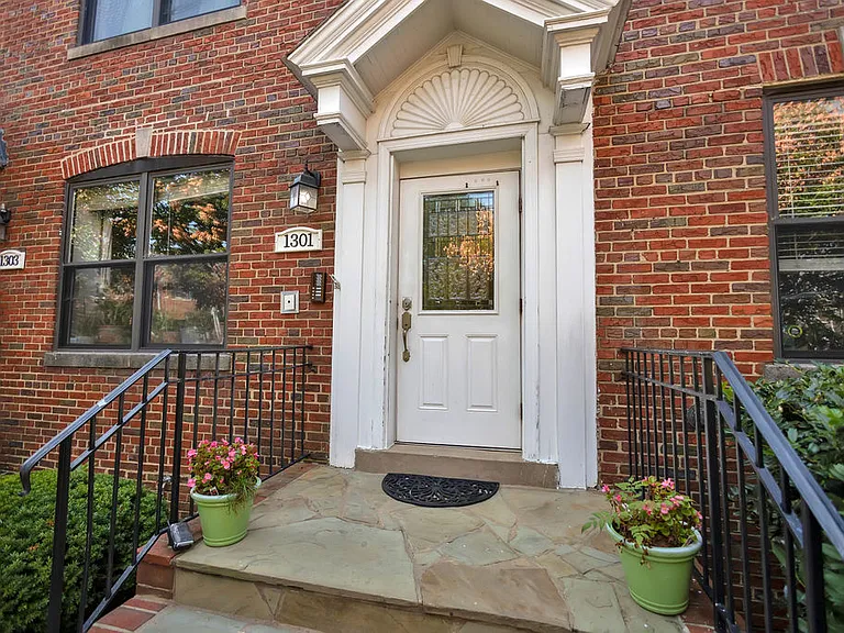 1301 Adams St NE #C — Photo 2
