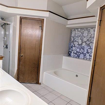 4th image of 1120 SW 132nd St