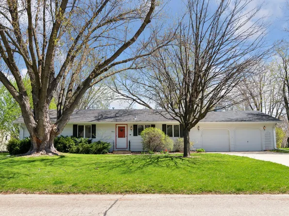 1475 Crest Dr, Chaska, MN 55318