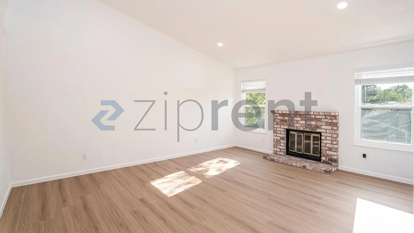 4 bed, 2.5 bath, 1742 sqft, $4,050 — Photo 4