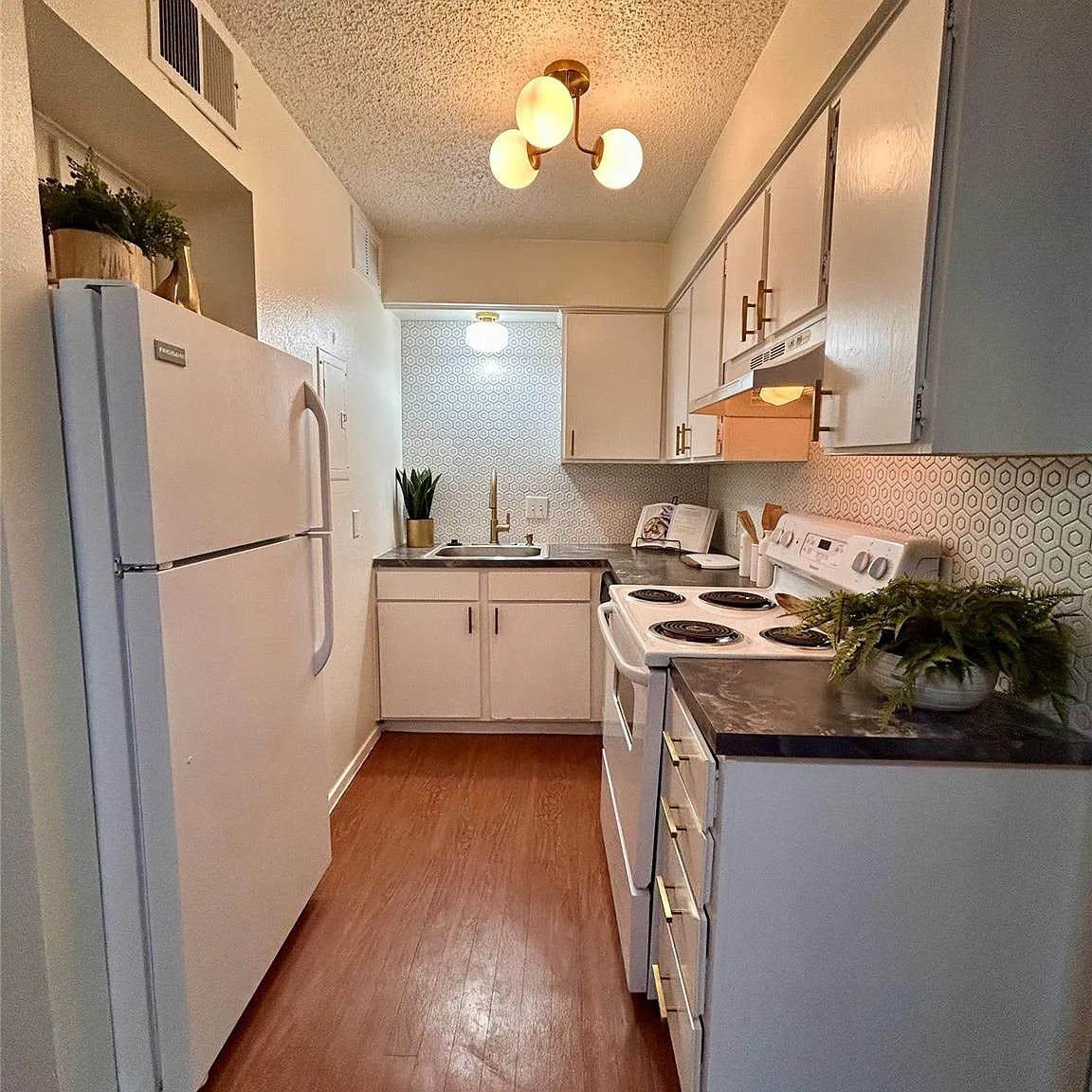 1 bed, 1.0 bath, 409 sqft, $1,100 — Photo 2