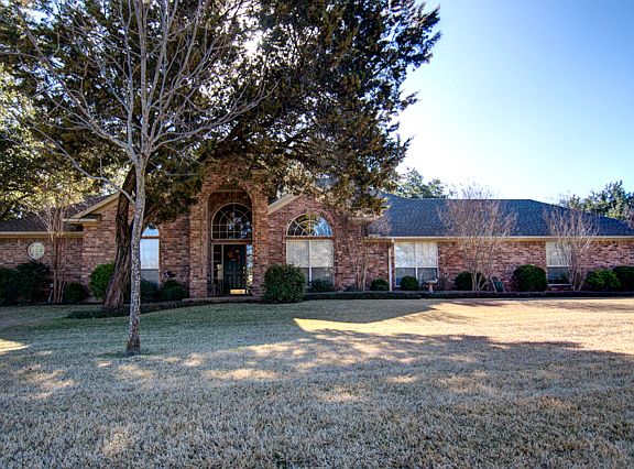 2nd image of 104 Laurel Oaks Ln