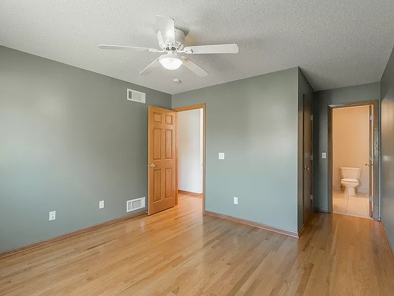 5140 Cottonwood Ln N — Photo 4