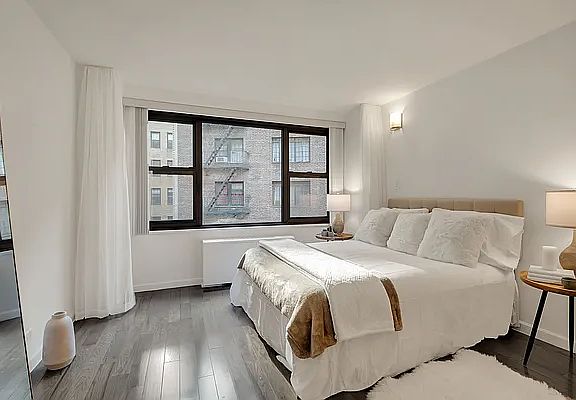 3rd image of 305 E 40th St #10V