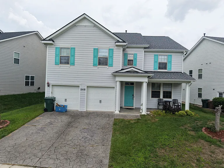 240 Seymour Pl — Photo 2