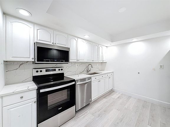 3rd image of 1000 Parkview Dr APT 121