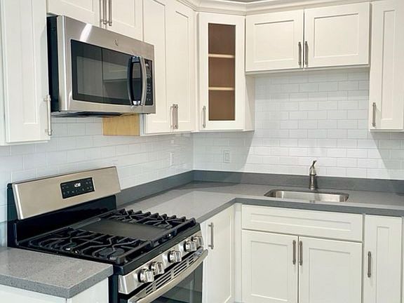 WHITE SHAKER CABINETS - STAINLESS STEEL APPLIANCES