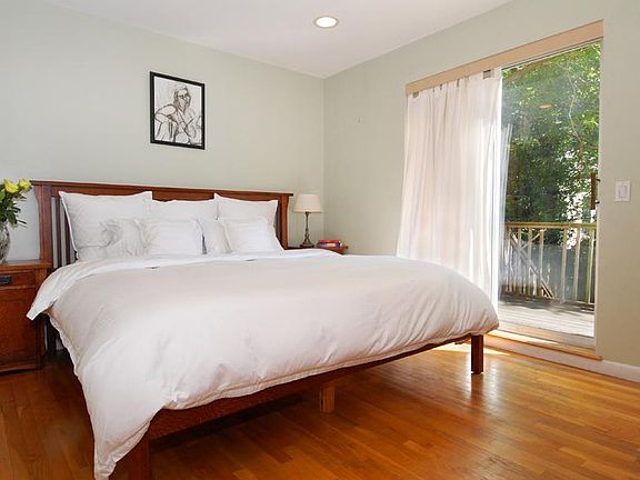 4th image of 142 Sackett St APT 1