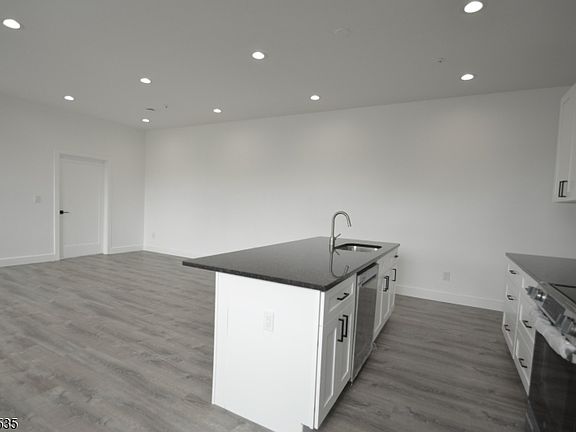 5th image of 340 Millburn Ave #2A