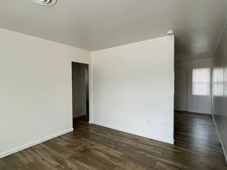 2106 N Daley St — Photo 23