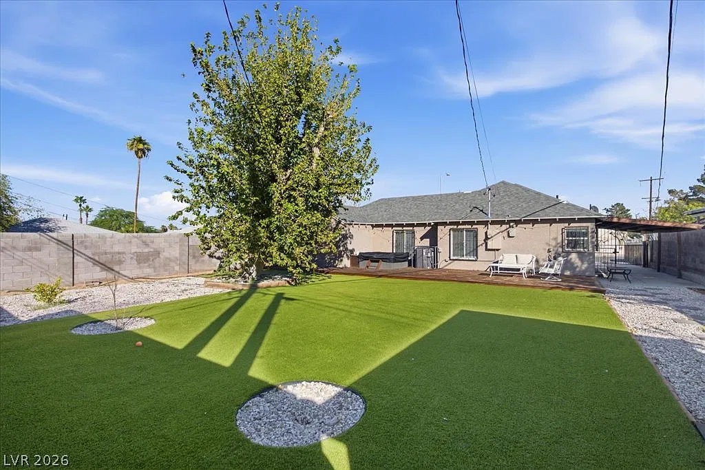 3 bed, 2.0 bath, 1247 sqft, $2,100 — Photo 2