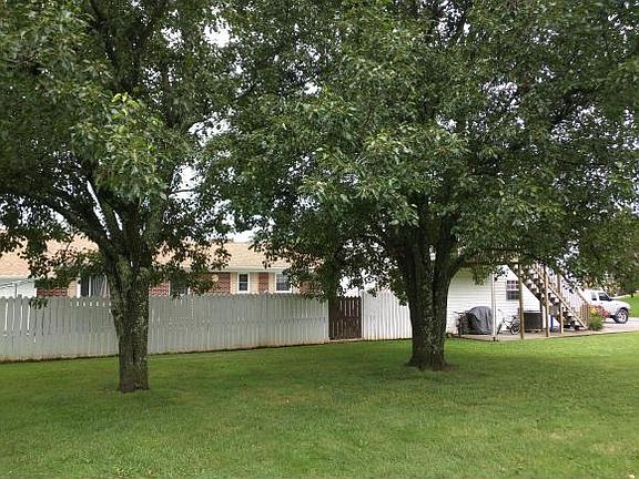 3rd image of 123 Camelot Ct