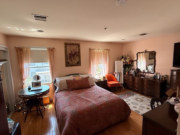 3rd image of 409 35th St Floor 2