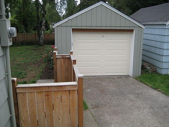 Detached garage