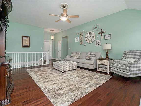3rd image of 709 SW Foxtail Dr