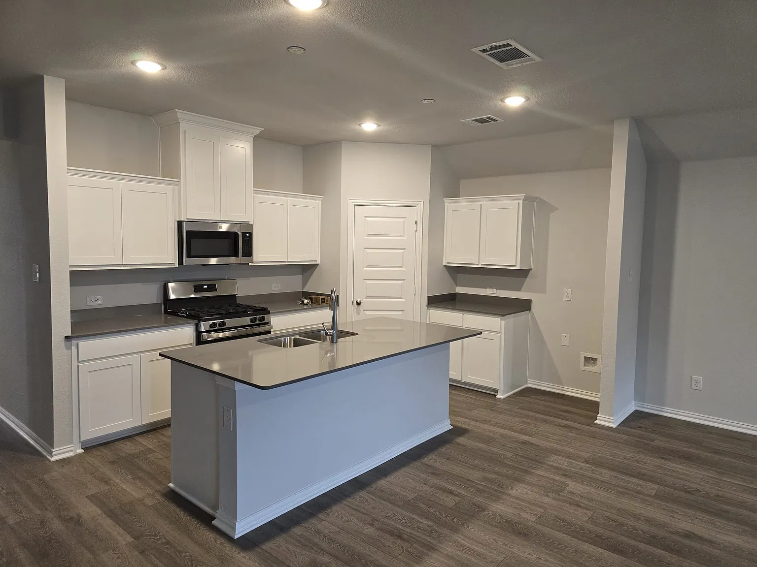 5 bed, 2908 sqft, $2,700 — Photo 3