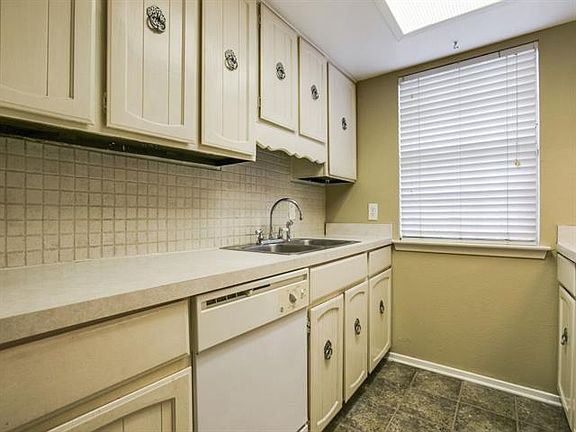 4th image of 604 St Charles Ct