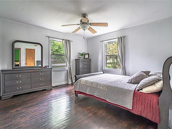 3rd image of 625 W 11th St