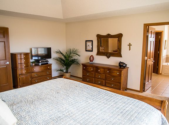 5th image of 945 Parkview Ln