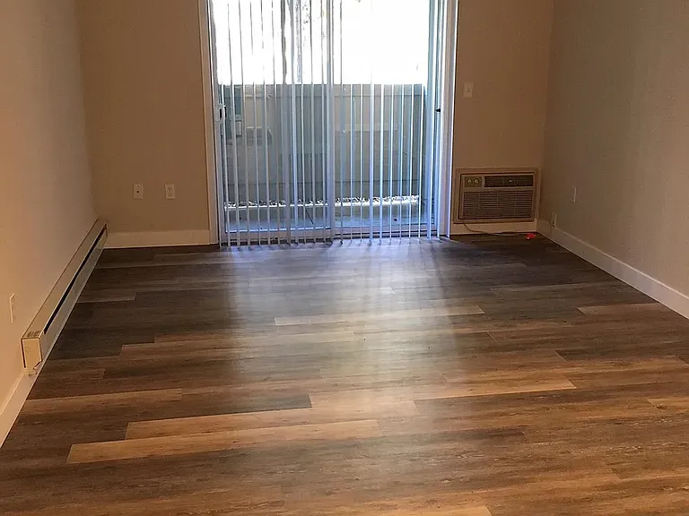 2x2 / 855 sf - Living room (Patio)
