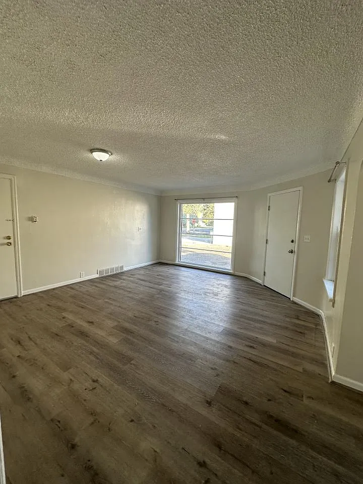 1 bed, 1.0 bath, $1,095 — Photo 3