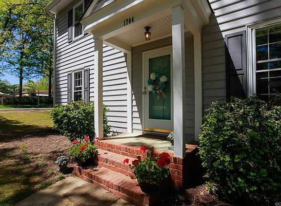3rd image of 1704 Airleigh Ct