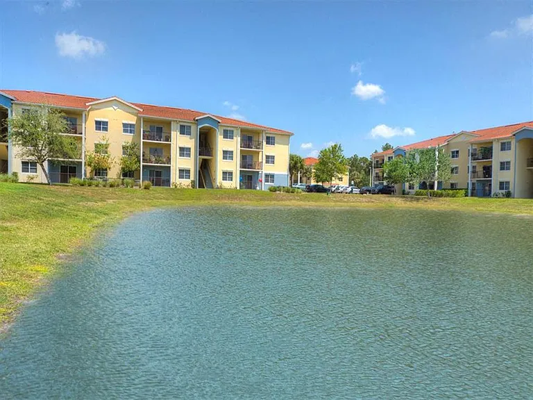 Tuscan Isle Apartments — Photo 8
