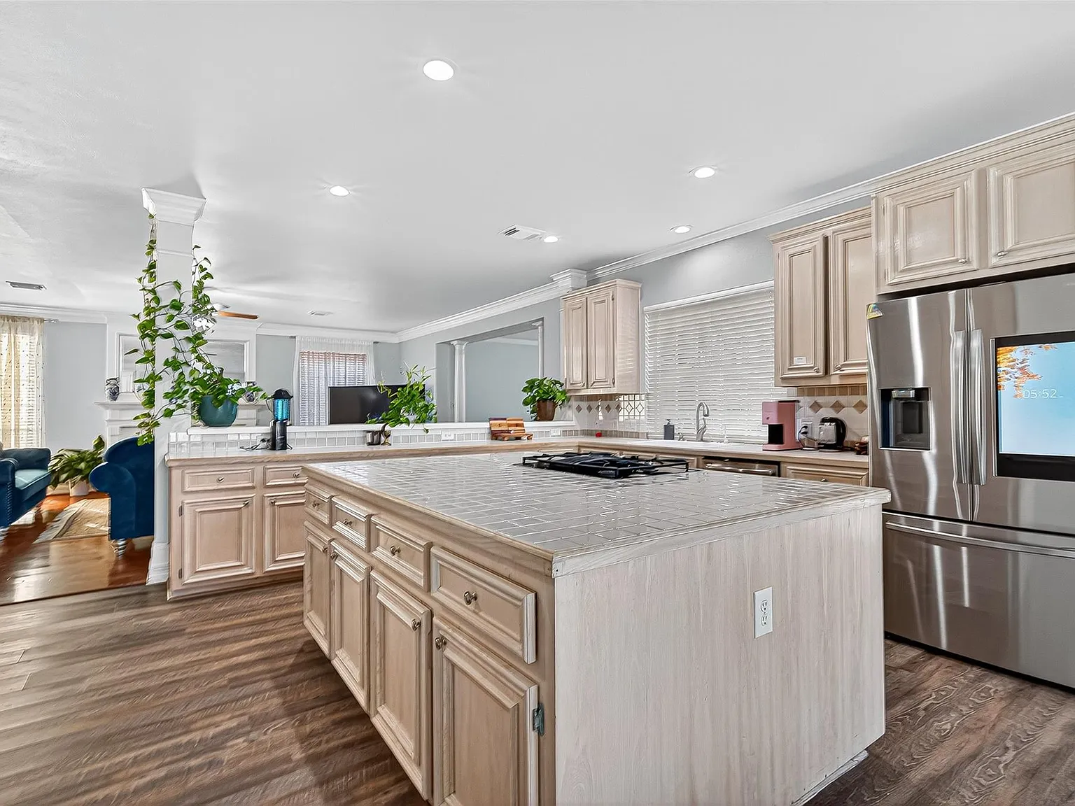 4 bed, 3.5 bath, 4430 sqft, $4,000 — Photo 4