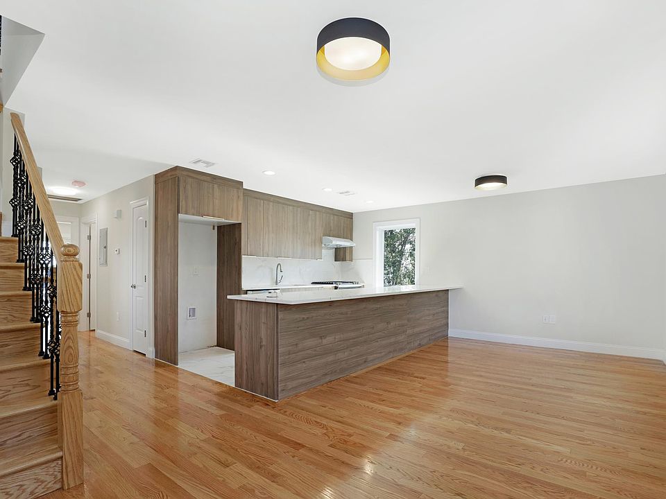 1st image of 11 Morris Pl #2