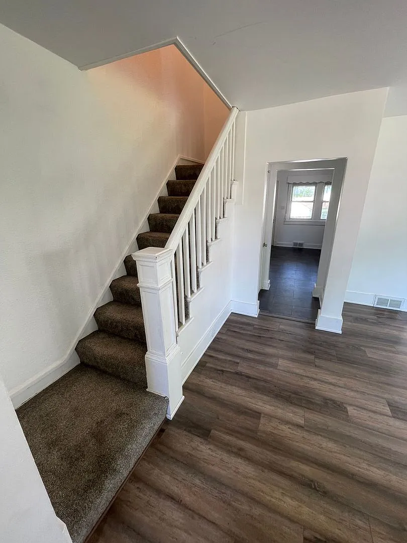 102 - 104 Morley Pkwy — Photo 3