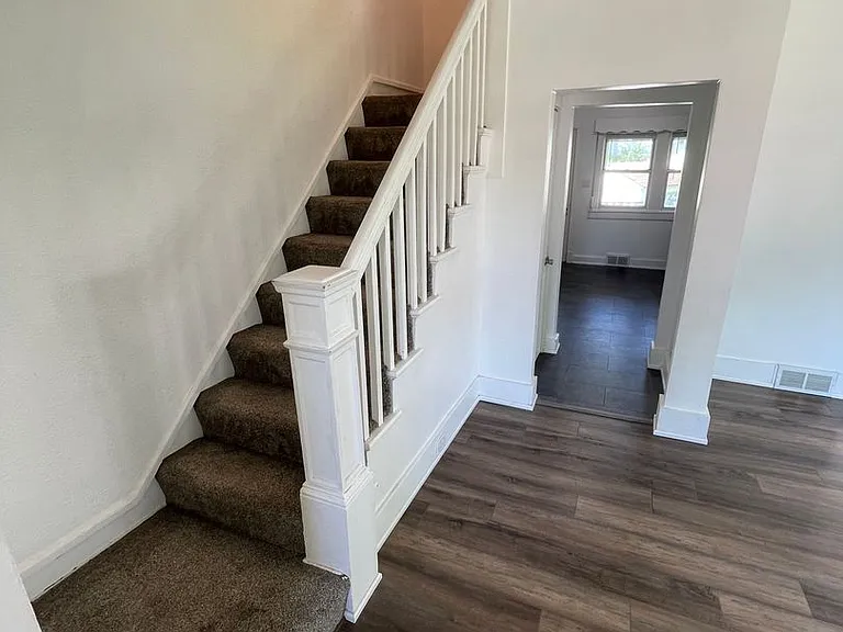 102-104 Morley Pkwy — Photo 3