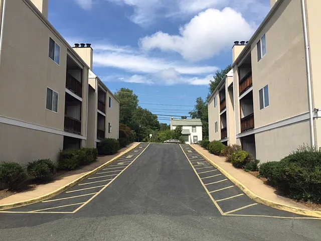 3 bed, 1070 sqft, $2,995 — Photo 3