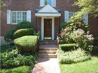 52 Nathan Hale Dr APT 50B, Huntington, NY 11743
