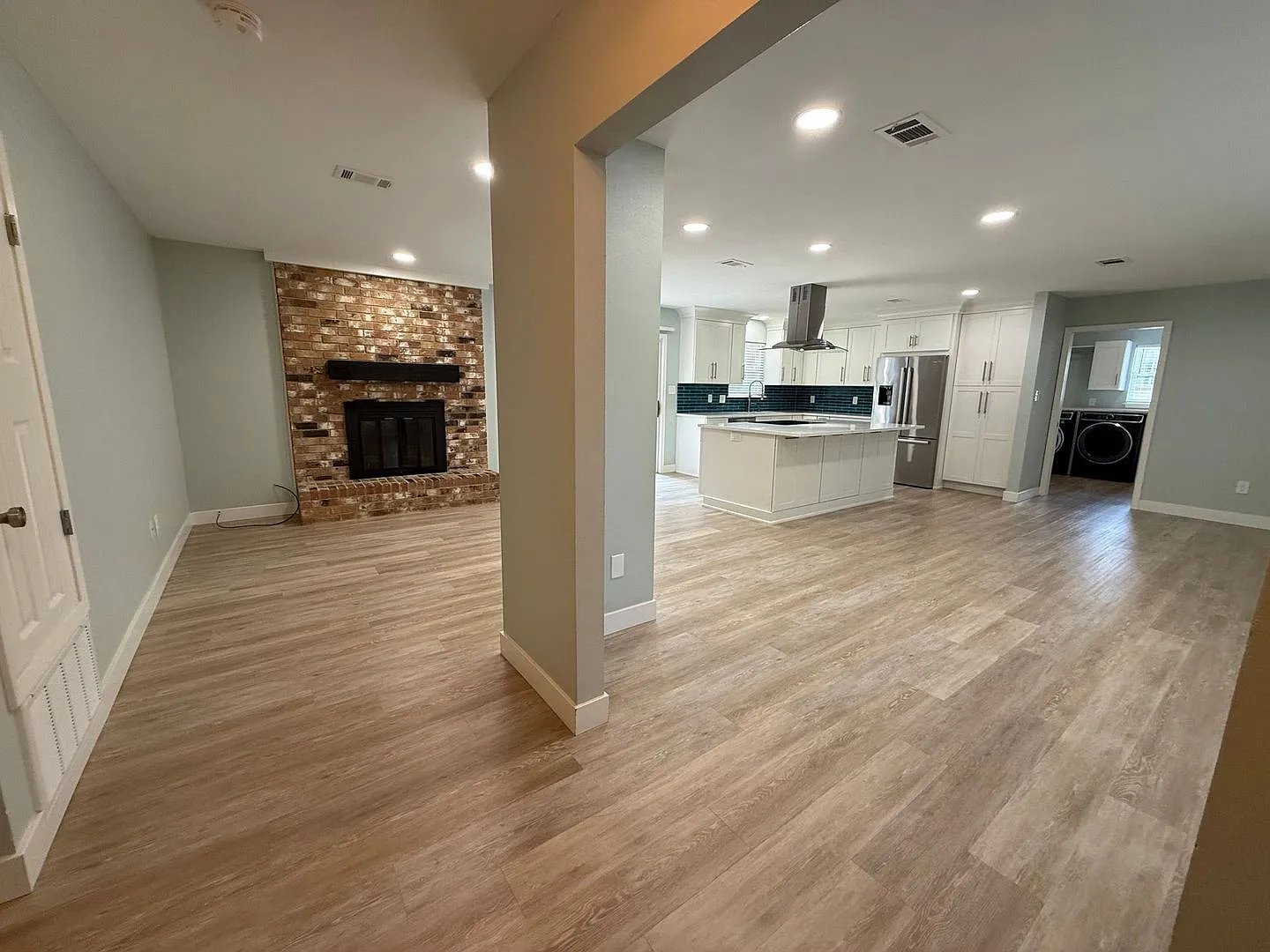 Gulf Breeze Proper - Casablanca - 4 bedroom, 2 bathroom with lawn care included — Photo 4