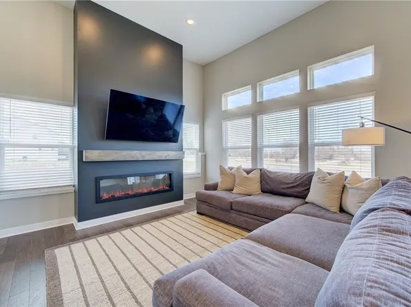 2108 SW Holdbrooks Dr, Lees Summit, MO 64082