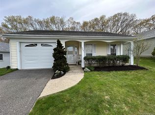 520 Cranston Ln, Ridge, NY 11961