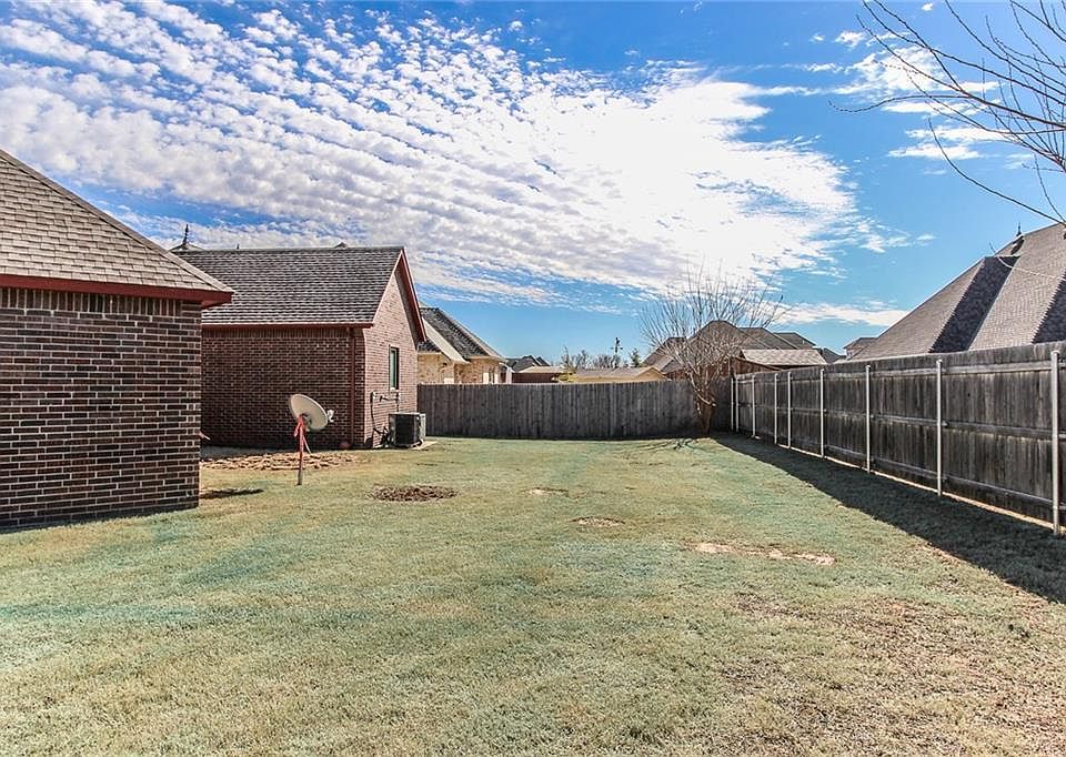 2nd image of 904 Trisha Ln