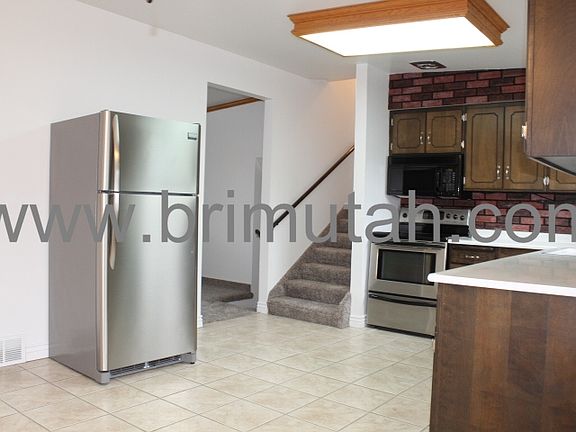 3rd image of 602 E Pioneer Ave