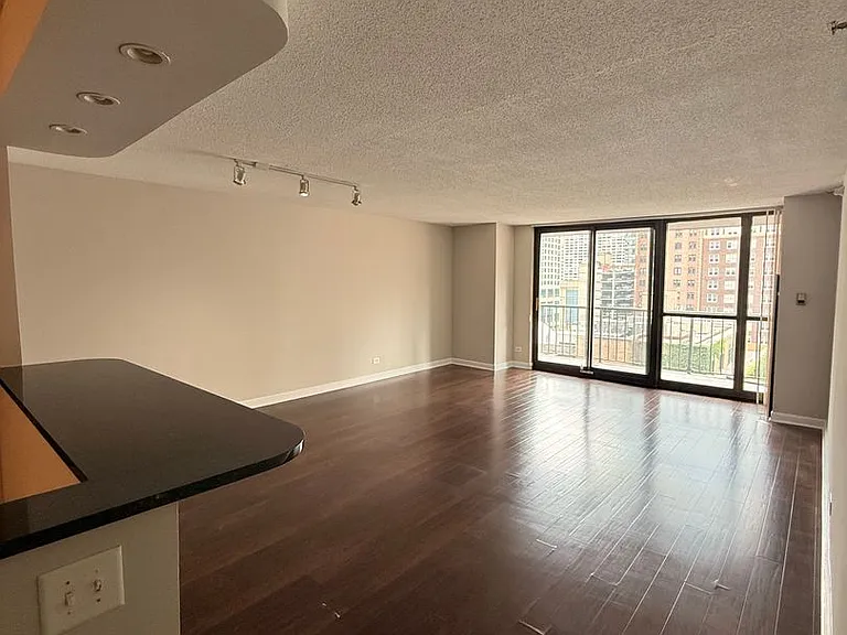 10 E Ontario Condos — Photo 41