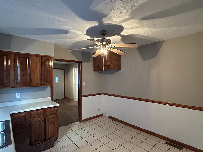 338 N Poplar St — Photo 3