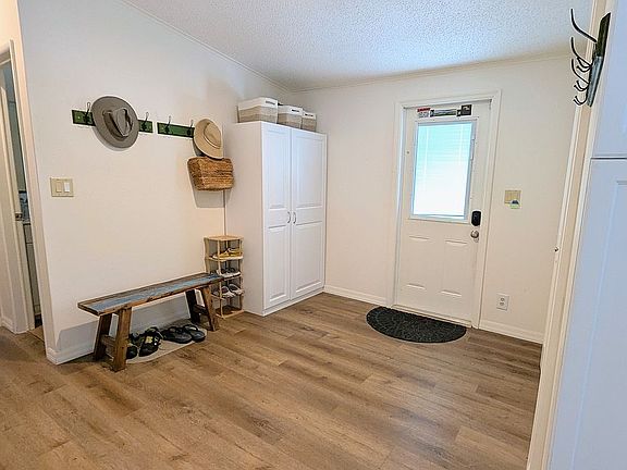 Large entry foyer area!